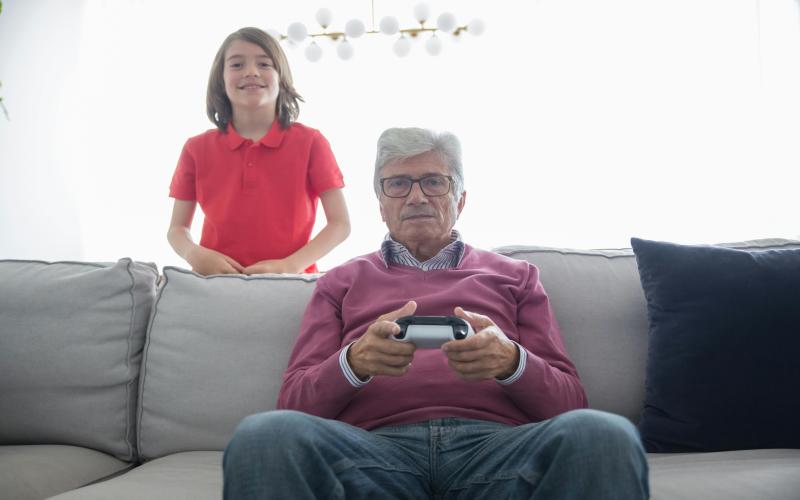 Ancianos jugando Videojuegos