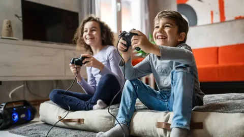 Niños jugando videojuegos